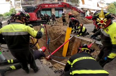 Roma, in salvo l’uomo sepolto nel crollo di uno scavo sotterraneo