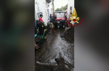 Devastata dal maltempo isola di Stromboli, vigili del fuoco al lavoro