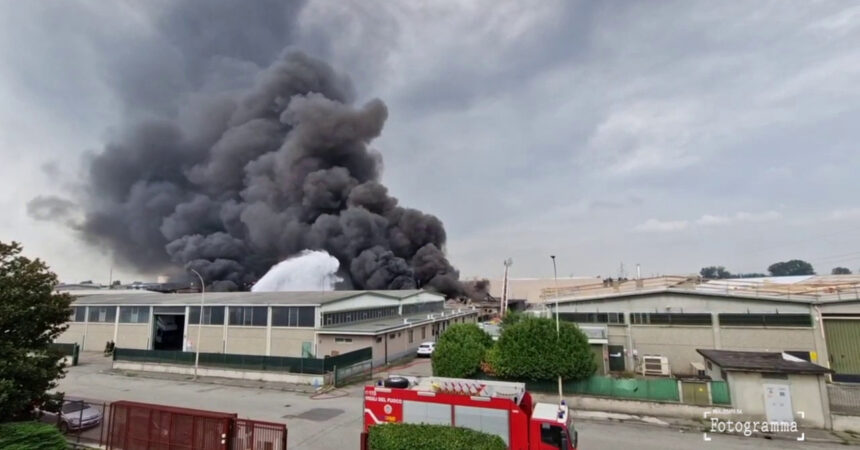 San Giuliano Milanese, incendio devasta azienda