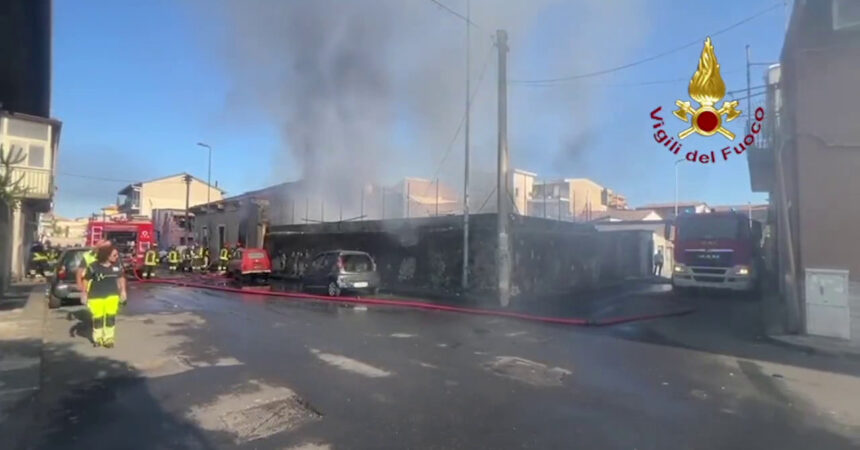 In fiamme un deposito di elettrodomestici a Catania, colonna di fumo