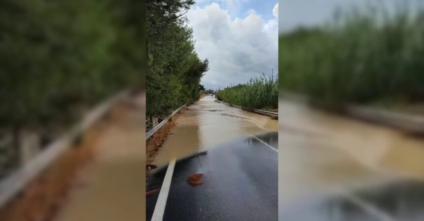 Maltempo nel Trapanese, manto stradale crollato a Guarrato