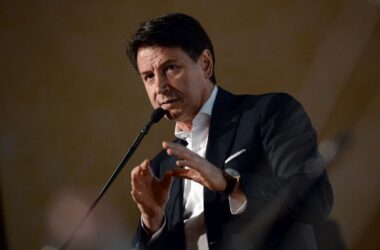 Governo, Conte “E’ forte con i deboli e debole con i forti”