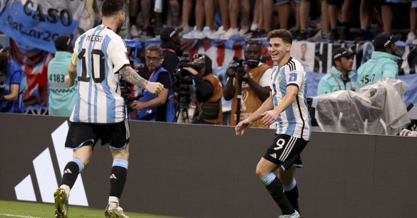 Argentina in finale, Messi-Alvarez piegano 3-0 la Croazia