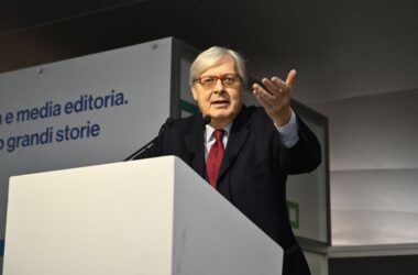 Sgarbi “Vincolare lo di stadio San Siro, abbatterlo è insensato”