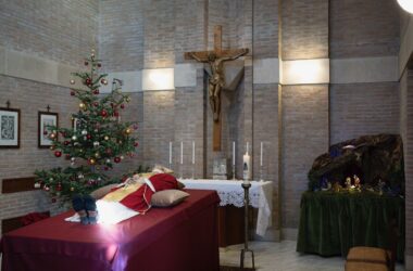 Benedetto XVI, la salma a San Pietro. Mattarella e Meloni rendono omaggio al feretro