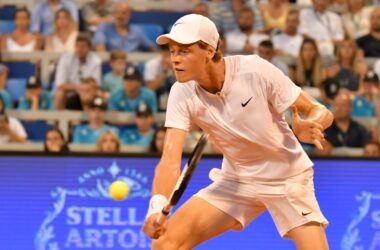 Sinner si ferma agli ottavi degli Australian Open, vince Tsitsipas