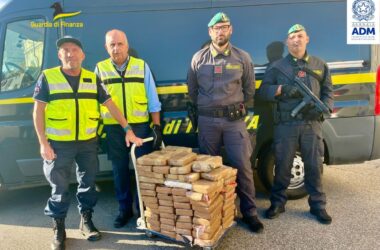 Sequestrati al porto di Livorno 180 kg di cocaina nascosta tra le banane