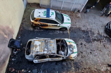 Milano, molotov contro due auto della polizia municipale. Le immagini