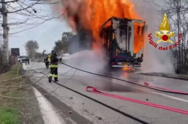 A fuoco autoarticolato carico di bancali in legno