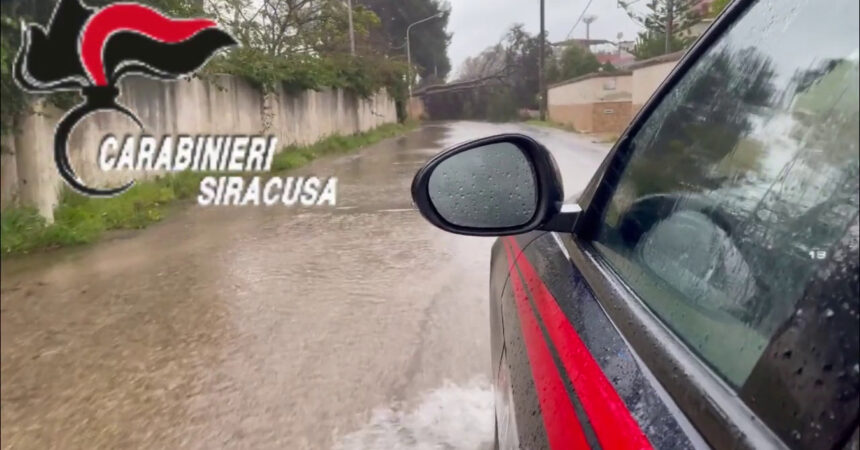 Siracusa, strade allagate e mareggiata a Ortigia