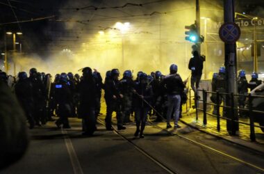 Scontri al corteo degli anarchici a Torino per Cospito