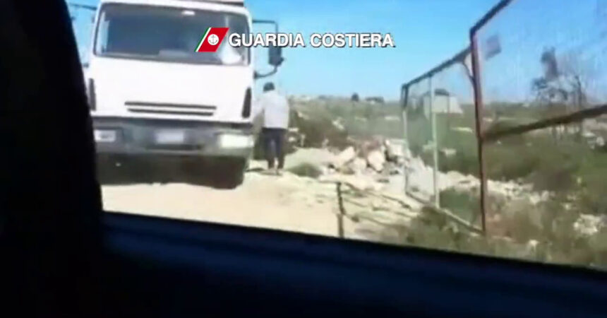 Gestivano una discarica di rifiuti abusiva, 4 denunciati nel Salento