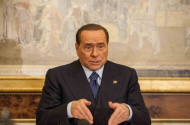 Berlusconi, il bollettino medico: ha un’infezione polmonare. Da tempo malato di leucemia