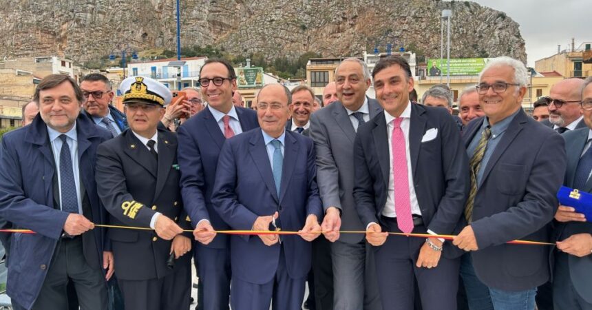 Palermo, inaugurato pontile di Mondello e accesa la nuova illuminazione