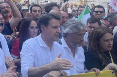 Conte “Il Governo fa cassa sui poveri”. Grillo propone reddito universale