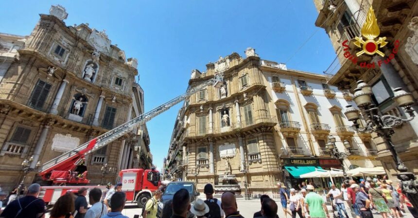 Caduta di calcinacci ai Quattro Canti, intervento dei vigili del fuoco