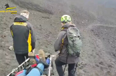 Escursionista ferita sull’Etna, le immagini dei soccorsi