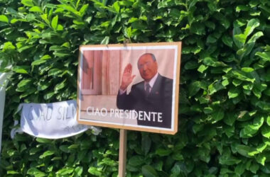 Berlusconi, l’ultimo saluto commosso di cittadini, militanti, tifosi