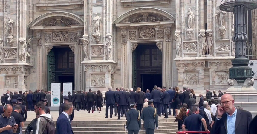 Funerali Berlusconi, i primi ingressi nel Duomo di Milano