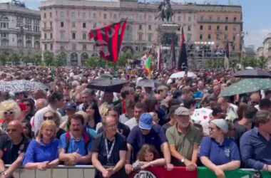 A Milano Piazza Duomo gremita per i funerali di Berlusconi