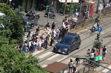 L’arrivo del feretro di Berlusconi a Milano per i funerali