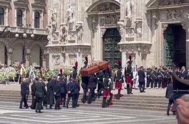 Berlusconi, il feretro arriva in Duomo accolto dagli applausi