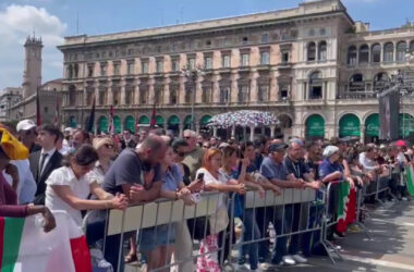 Funerali Berlusconi, gli applausi della folla all’omelia di Delpini