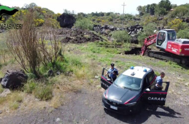 Interravano e bruciavano rifiuti, sequestrata discarica nel Catanese