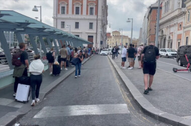 Emergenza taxi in città, file e lunghi tempi attesa da Milano a Roma