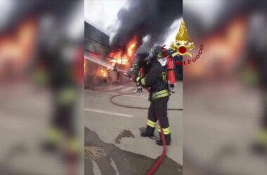 Incendio in un capannone nel cosentino, le operazioni di spegnimento