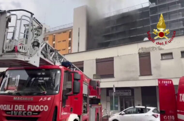 Roma, incendio in un palazzo. Un morto e nove feriti