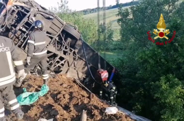 Un morto e 15 feriti in un incidente sull’A16, bus finisce in scarpata