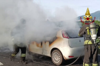 Auto in fiamme sull’autostrada A30, attimi di paura nel Napoletano