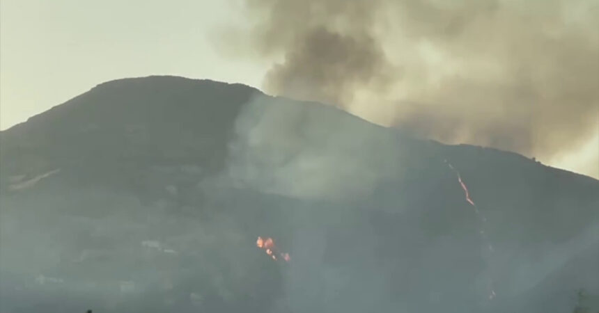 In fiamme i monti che circondano Palermo