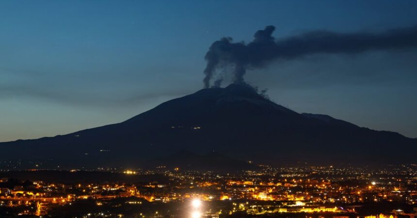 Etna, l’aeroporto di Catania chiuso fino alle 20 per la cenere vulcanica