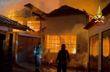 Azienda in fiamme nel lodigiano, le immagini