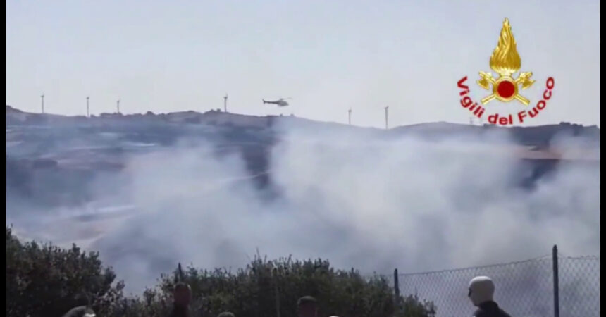 Incendio nel sassarese, le immagini