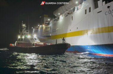 Incendio sul traghetto da Lampedusa a Porto Empedocle, salvi tutti i passeggeri / VIDEO