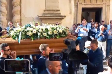 L’ultimo saluto a Marisa Leo, folla commossa ai funerali a Salemi