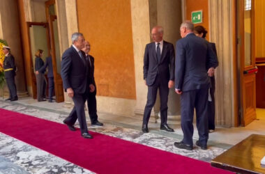 Napolitano, Draghi rende omaggio al feretro in Senato