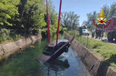 Vigili del fuoco recuperano auto finita in un canale nel pordenonese