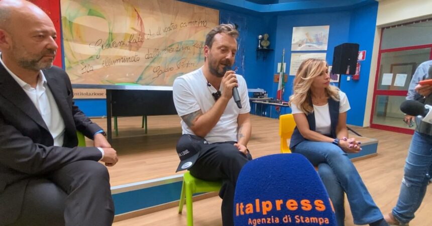 Cesare Cremonini inaugura campo sportivo della scuola “Sperone Pertini” di Palermo