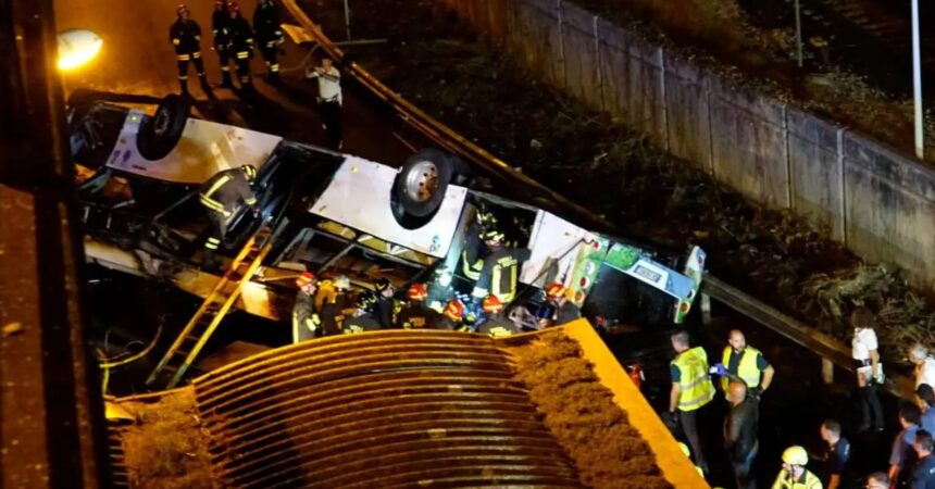 Pullman precipita dal cavalcavia a Mestre, 21 morti. Rimosso il bus