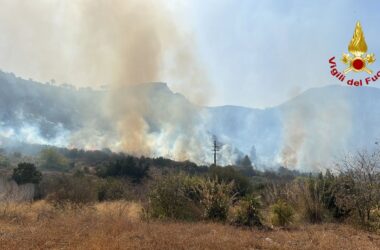 Incendi in provincia di Palermo, nel messinese case evacuate