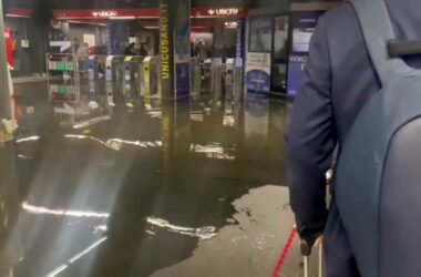 Roma sott’acqua, le immagini dell’allagamento della metro A