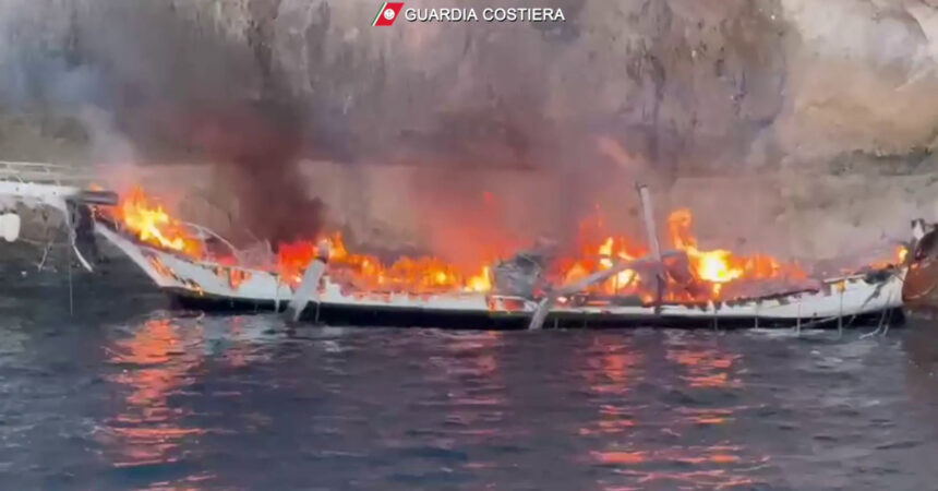 Veliero in fiamme al largo di Lampedusa, tutti salvi i passeggeri