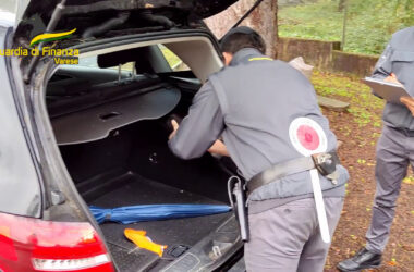 Varese, cerca di contrabbandare orologi di lusso. Bloccato dalla Gdf