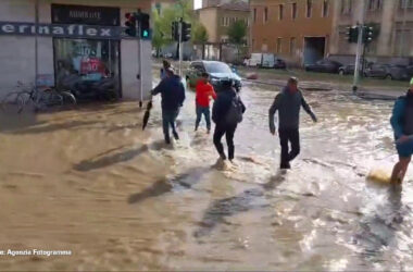 Maltempo, Milano finisce sott’acqua. Esonda il Seveso. Le immagini