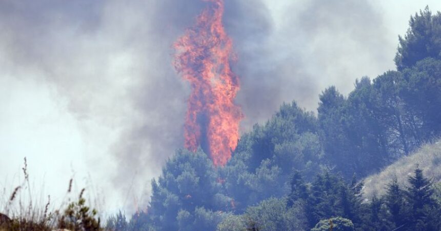 Roma nega l’emergenza incendi, tensione fra Schifani e Musumeci