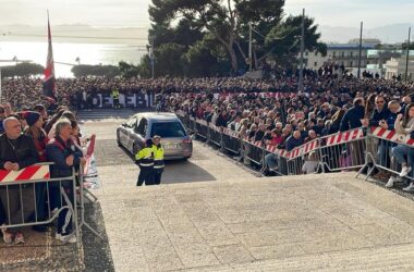 “Corri braccia al cielo Gigi”, in 30mila per l’ultimo saluto a Riva